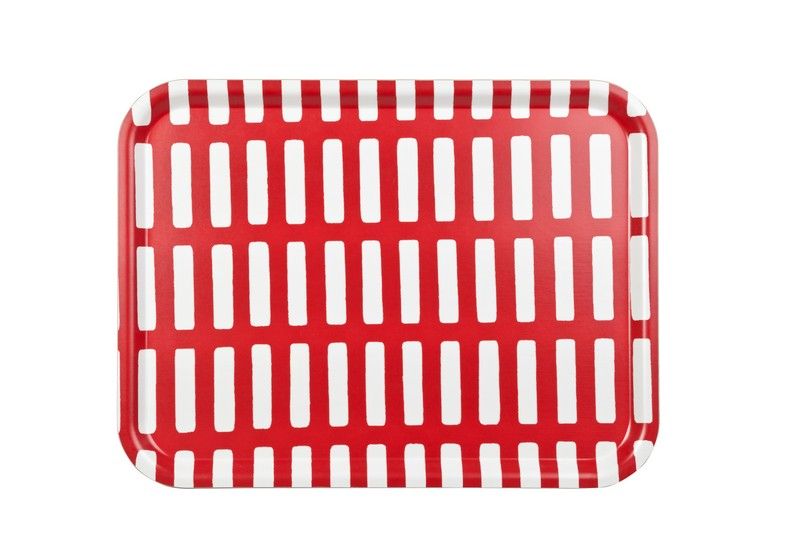 Großes, rechteckiges Siena Tablett von Artek mit rotem Hintergrund und weißen, vertikalen Streifen.